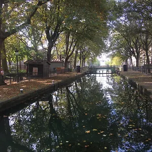 A Paris, Au Bord De L'eau Paris